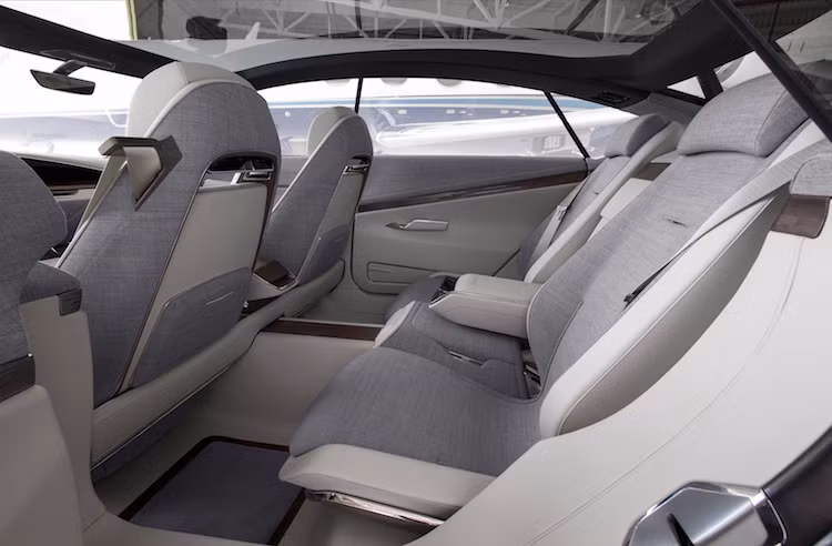 Dù là một mẫu xe sang trọng nhưng Cadillac đã sử dụng vải bọc nội thất màu ghi với các đường kẻ sọc nhỏ, kết hợp với da cao cấp màu trắng để đem tới cho nội thất xe vẻ trẻ trung hơn. Trên mỗi tựa đầu trước là hệ thống thông tin giải trí cho hàng ghế sau với các màn hình dạng tablet có thể giấu gọn khi không dùng tới.