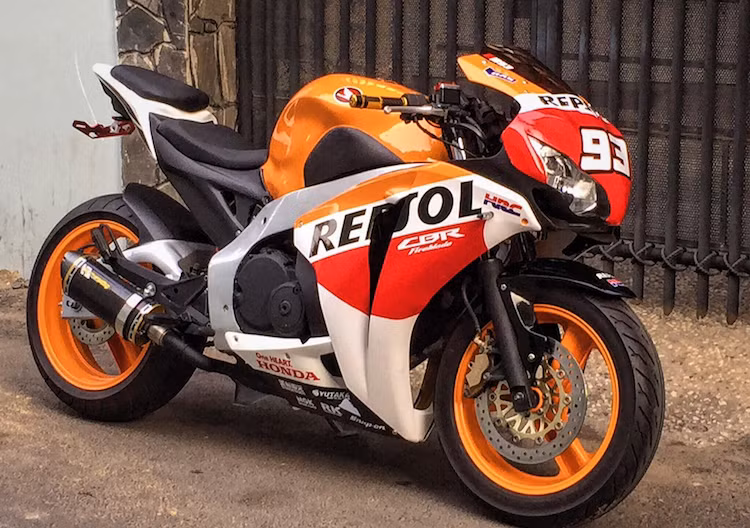 Ra mắt lần đầu từ năm 1996 nhưng tới nay, Honda Hornet 250 vẫn được nhiều dân chơi xe ưa chuộng do là một trong những mẫu môtô 250 cc hiếm hoi có động cơ 4 xi-lanh thẳng hàng. Tuy nhiên ở dạng nguyên bản, Hornet 250 có kiểu dáng naked bike không bắt mắt, khiến đa số những chủ xe đều muốn tìm cách "chế cháo" lại kiểu dáng của chiếc xe.