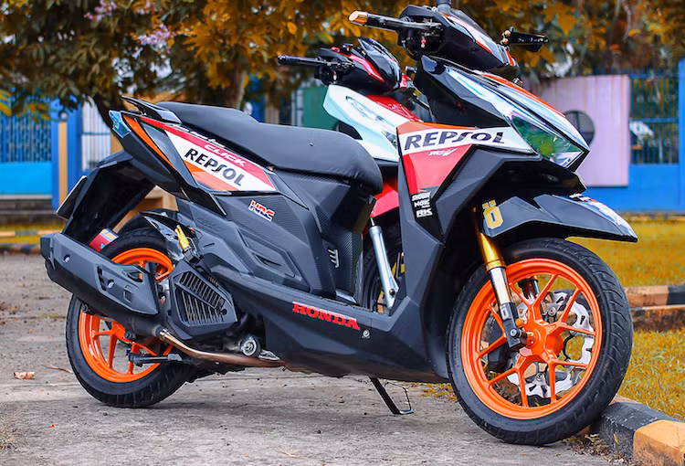 Chiếc Vario này đã được chủ xe giữ gần như nguyên bản ở dàn ngoài, chỉ thay đổi một số chi tiết trên xe bằng loạt đồ chơi hàng hiệu và trang trí vỏ ngoài để khiến nó trở nên nổi bật và đem lại cảm giác điều khiển tốt hơn.