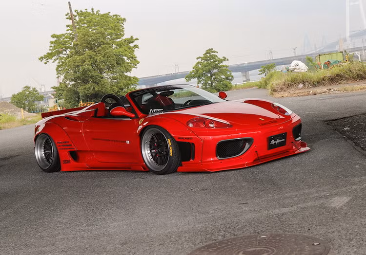 Dù có vẻ ngoài dữ dằn nhưng ở bên dưới khoang máy, chiếc 360 Spider Liberty Walk vẫn sở hữu khối động cơ 3.6l V8 nạp khí tự nhiên nguyên bản với công suất tối đa 395 mã lực và mô-men xoắn cực đại 373 Nm.