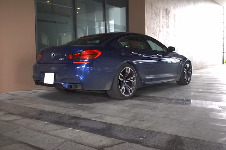 Ở phía sau, M6 Gran Coupe cũng có cản sau thể thao tương tự M6 và khác biệt hoàn toàn so với những chiếc 6 Series bình thường. Nằm hai bên cản là cặp ống xả kép đầy cá tính. Chiếc BMW M6 duy nhất tại miền Bắc đã được chủ xe đặt với màu xanh San Marino Blue nổi bật và có thể coi là "độc nhất" Việt Nam tính tới thời điểm hiện tại.