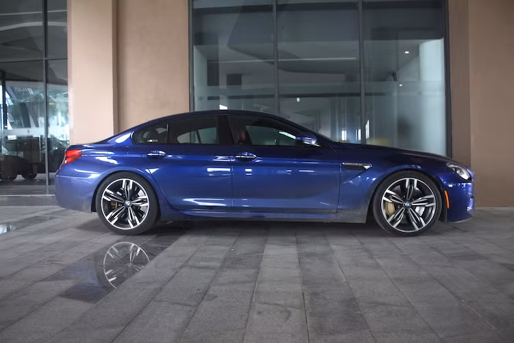 Ở hai bên thân xe, điểm khác biệt lớn nhất của M6 Gran Coupe so với M6 đương nhiên là sự xuất hiện của 2 cửa sau. Ở phía trên vòm bánh trước, chiếc xe cũng có cặp ốp "giả" khe tản nhiệt với đường viền mạ chrome cũng có logo M6. Đây là một chi tiết thiết kế đã nhiều lần xuất hiện trên những mẫu BMW M trong nhiều năm qua.