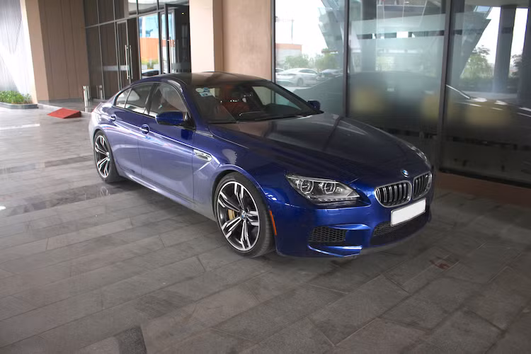 Dù được nhiều người coi là đối thủ của Mercedes CLS 63 AMG và Audi RS7 nhưng trên thực tế, M6 Gran Coupe có kích thước lớn hơn và đắt hơn một chút, khiến nó đạt tới "đẳng" của Porsche Panamera. So với M6 thường, M6 Gran Coupe có chiều dài cơ sở lớn hơn 11,43 cm và dài hơn 11,48 cm.