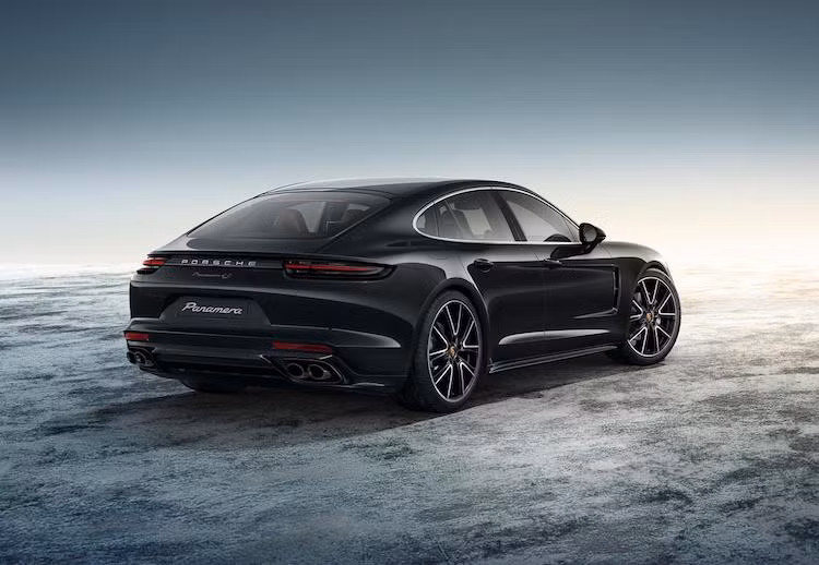 Khi đặt hàng Panamera, khách hàng có thể lựa chọn thêm gói trang bị Exclusive ngay từ bây giờ. Tuy nhiên cũng giống như các phiên bản thường, phải tới tháng 11 Porsche mới bắt đầu giao xe cho khách.