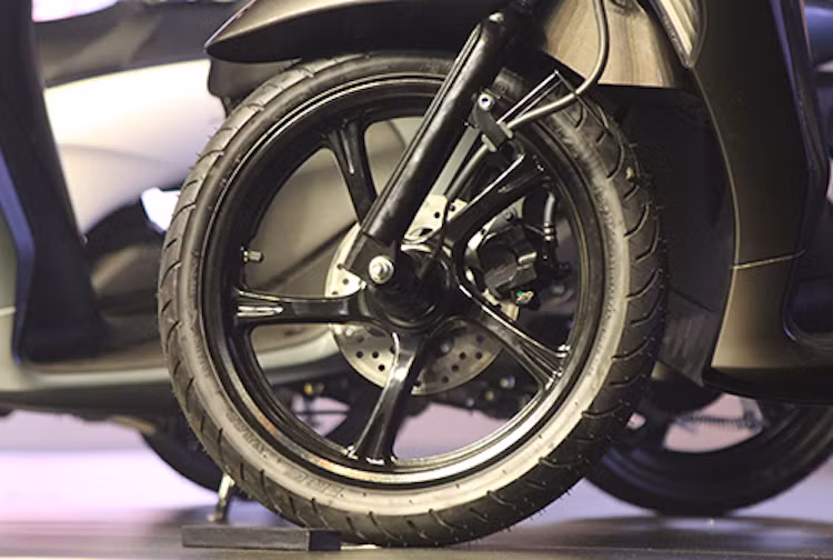 Giống như nhiều mẫu xe tay ga bánh lớn giá rẻ khác của Yamaha trong những năm qua, Janus sử dụng cấu hình bánh 14 inch 5 cánh kép xoắn, hệ thống phanh đĩa cho bánh trước và phanh đùm cho bánh sau, đã từng xuất hiện lần đầu trên chiếc Yamaha Mio thế hệ đầu tiên từ cách đây gần 15 năm.