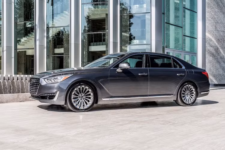 Trên chiếc xe, Hyundai đã áp dụng ngôn ngữ thiết kế mới nhất với tên gọi "Athletic Elegance", đem tới cho G90 những đường nét "cơ bắp" nhưng vẫn đồng thời rất thanh lịch. Để tăng sự thanh lịch và cao cấp cho xe, Genesis cũng đã sử dụng những đường viền cửa kính, viền dưới thân xe và tay nắm cửa mạ chrome trên G90.