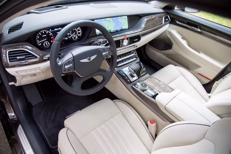 Đương nhiên, một chiếc xe sang như Genesis G90 cần phải có một nội thất cực sang trọng và ấn tượng. Đúng như mong đợi, hãng đã sử dụng những chất liệu cao cấp nhất trong cabin như da đắt tiền, gỗ thật ốp trang trí, những đường chỉ khâu chính xác hay hệ thống đèn chiếu sáng đổi màu thông minh... Ngay cả những lưới chắn của hệ thống loa Hi-End Lexicon cũng đã được tiện CNC từ các khối thép không rỉ.