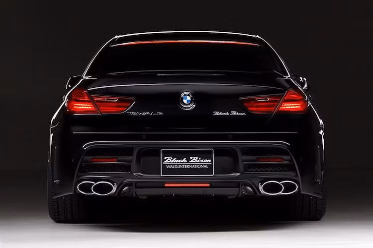 Tuy nhiên ở phía sau, Wald đã khiến M6 Gran Coupe hơi quá thể thao khi trang bị cho chiếc xe cản sau hoàn toàn mới với các cánh khuếch tán không khí dưới cản và những khe gió giả. So với thiết kế nguyên bản của xe, cản sau mới trông phức tạp và rối rắm hơn nhiều.