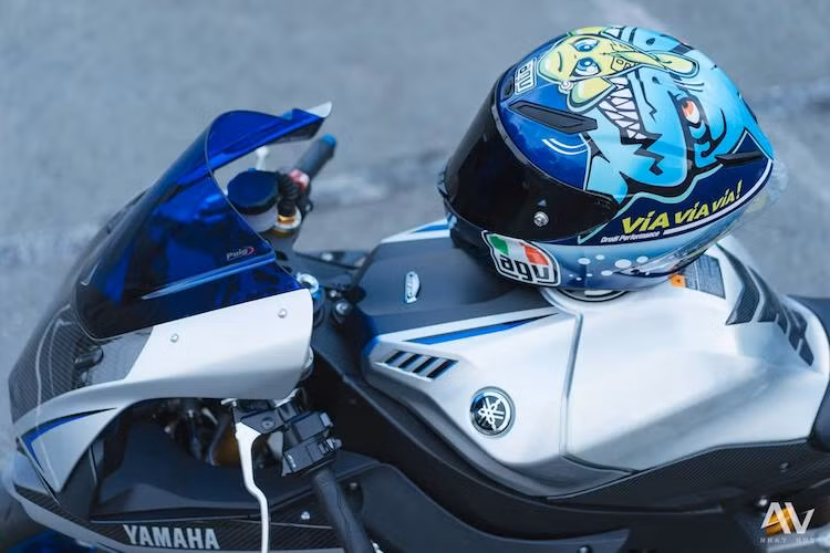 Không chỉ có kiểu dáng "mượn" từ xe đua, YZF-R1 2015 còn được ứng dụng những công nghệ có nguồn gốc từ MotoGP nhằm nâng cao khả năng vận hành. Chính tay đua Valentino Rossi cũng đã thử nghiệm và xác nhận rằng R1 mới đem lại cảm giác gần như y hệt mẫu xe đua M1 mà anh từng cầm lái trước đây.