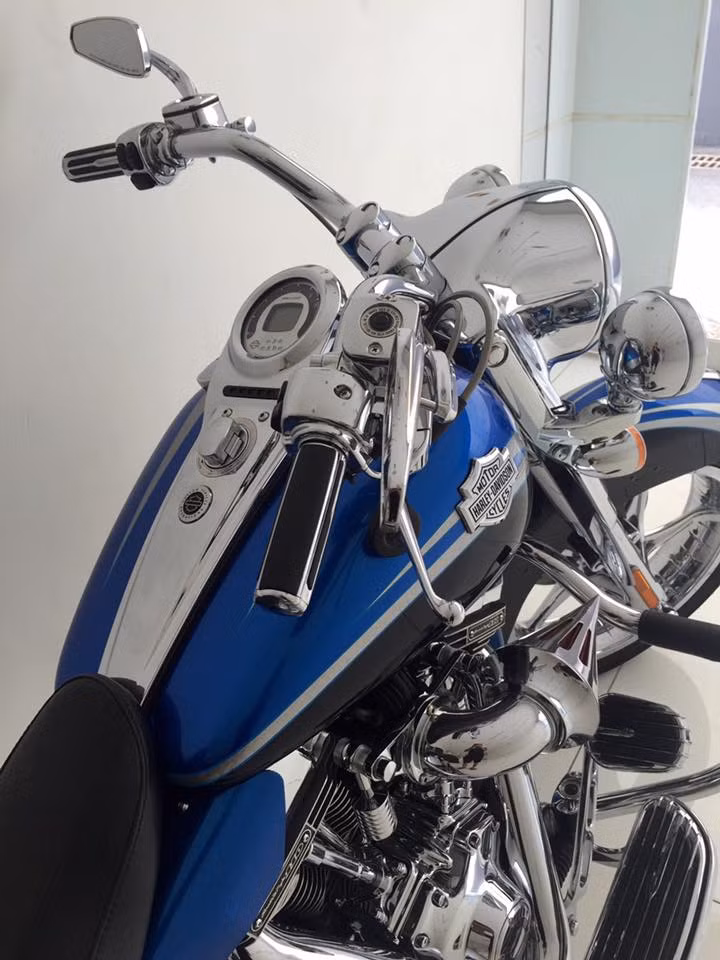 Được trang bị hệ thống khóa thông minh Smart Key, nhưng Softail Convertible CVO vẫn đi kèm với một chìa khóa CVO đặc biệt, được giao tới tay chủ xe trong một chiếc hộp trưng bày sang trọng. Nhiều chi tiết của chiếc xe được mạ chrome sáng bóng, khiến phiên bản đặc biệt này càng trở nên hào nhoáng hơn.