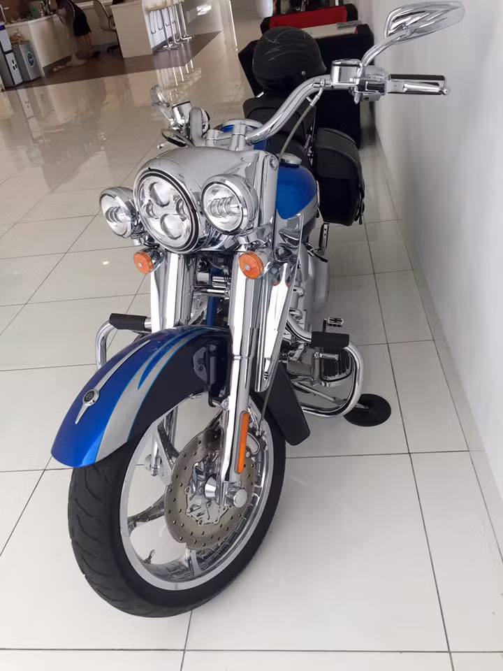 Giống như mọi chiếc Harley-Davidson CVO đời mới khác, Softail Convertible CVO cũng có dàn đèn trước LED với tên gọi Daymaker. Điểm đặc biệt khác của phiên bản Softail Convertible là kính chắn gió tối màu, tuy nhiên chủ của chiếc xe này tại Việt Nam đã tạm tháo kính ra để xe gọn gàng hơn.