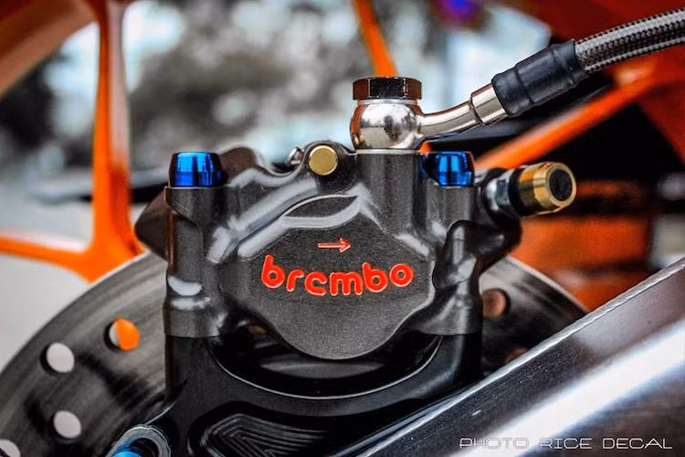 Bản thân hệ thống phanh sau của xe cũng đã được nâng cấp với heo Brembo Moto 3 kèm pát CNC. Kết thúc bản độ là chắn bùn sau bằng sợi carbon.