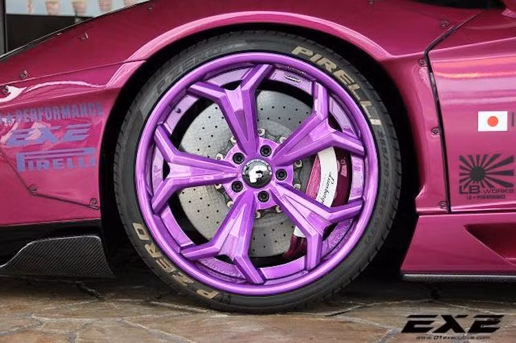 Bên cạnh bộ widebody, chiếc Aventador còn được trang bị bộ mâm Forgiato đẳng cấp, với kích thước lên tới 20 inch ở phía trước và 21 inch ở phía sau. Ẩn giấu phía sau bộ mâm là hệ thống phanh gốm-carbon "option" của Aventador.