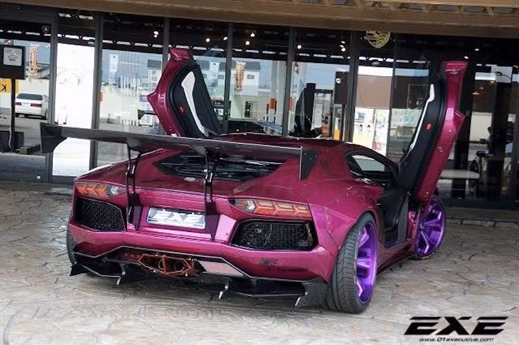 Để khiến chiếc Aventador có được khoảng sáng thân xe thấp như xe đua nhưng không phải "hy sinh" khả năng vận hành, hệ thống treo khí Airrex đã được trang bị cho xe.