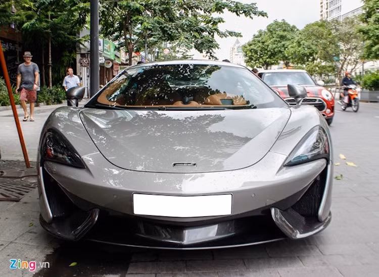 Cuối tháng 6 năm nay, chiếc siêu xe McLaren 570S đầu tiên được nhập khẩu tại Việt Nam. Điều bất ngờ là mẫu xe này mới ra mắt thị trường quốc tế từ giữa tháng 4/2015 nhưng đã sớm có mặt tại Việt Nam.