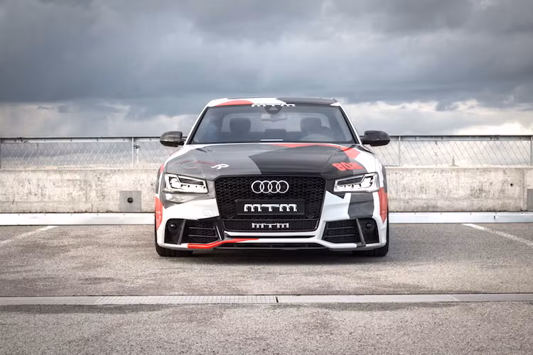 Ngoại hình của chiếc xe cũng có sự thay đổi lớn khi MTM đã trang bị cho S8 bộ bodykit mang phong cách của những mẫu Audi RS thể thao hiện nay. Nếu như Audi có ý định tạo ra một chiếc RS8 trong tương lai, chắc chắn nó sẽ có thiết kế rất giống S8 Talladega R.