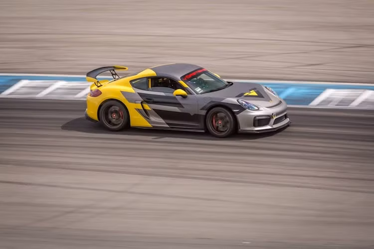 Sau khi lắp đặt gói V-CS, toàn bộ thân xe của Cayman GT4 nguyên bản đã được Vorsteiner dán trong tem đấu 4 màu, lấy cảm hứng từ chính chiếc xe đua chính hãng Cayman GT4 Clubsport.