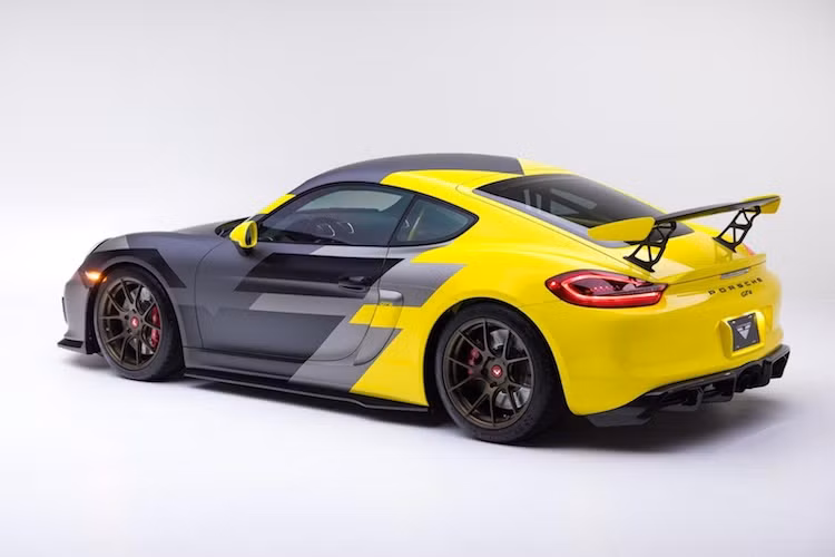 Được làm từ sợi carbon siêu nhẹ phủ lớp sơn chống tia UV, bộ bodykit trong gói V-CS bao gồm các chi tiết khí động học như cánh khuếch tán không khí phía trước, nẹp hai bên thân xe cùng cánh khuếch tán ốp dưới cản sau.