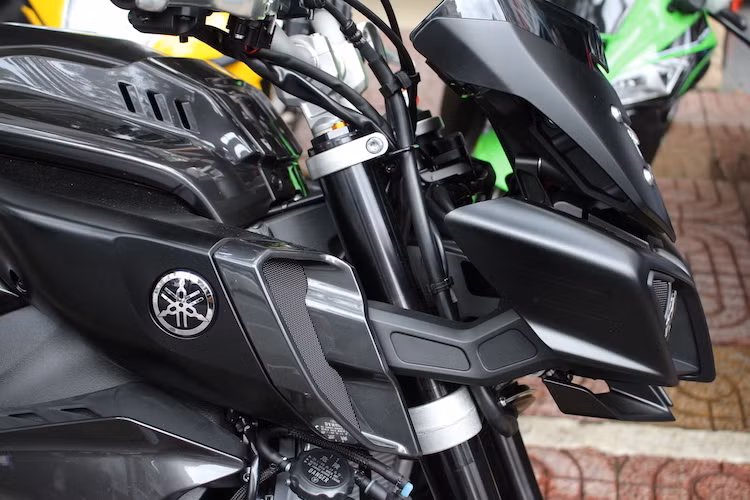 Trái với nhiều mẫu naked bike khác, phần đầu của chiếc xe được bắt liền với khung thay vì gắn trên phuộc. Theo các kỹ sư của Yamaha, thiết kế này khiến phần đầu trở nên ổn định hơn, không xảy ra tình trạng lỏng lẻo và gây tiếng ồn.