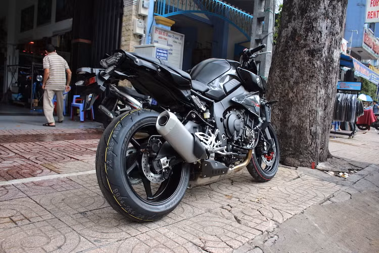 Khung của xe được làm từ nhôm với kết cấu Deltabox quen thuộc của Yamaha, nhưng có phần khung phụ phía sau bằng thép ống để có thể ngồi 2 người thoải mái hơn và gắn thêm túi chứa đồ. Theo Yamaha, với độ dài trục cơ sở thấp nhất trong phân khúc 1400 mm, FZ-10 đem tới cảm giác lái nhẹ nhàng và tự nhiên hơn.