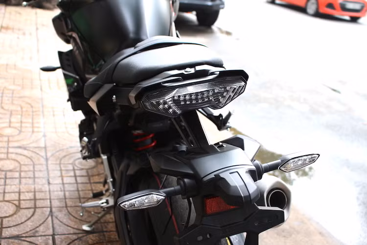Phần đuôi của MT-10 có thiết kế kém hấp dẫn hơn hẳn so với R1, với cặp đèn hậu có dạng LED rộng ngang, đuôi chỉ được vuốt dẹt. Pát biển số của xe cũng được tích hợp cặp xi-nhan LED.