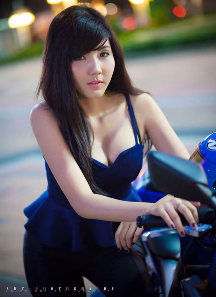 Bộ tem của R3 có thiết kế lấy cảm hứng từ chiếc superbike R1. Xe chỉ có duy nhất phiên bản màu xanh GP khi bán tại Việt Nam.