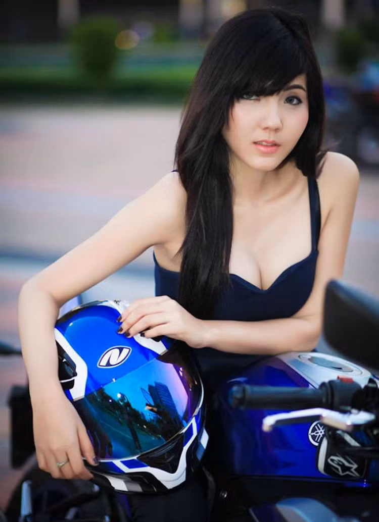 Khi bán ra tại Việt Nam, Yamaha chỉ cho phép khách hàng đặt trước chiếc xe thông qua website của hãng với giá 150 triệu đồng. Kể từ đầu năm nay, giá bán lẻ đề xuất của R3 đã tăng 5 triệu và chiếc xe đã được phân phối rộng rãi tại hệ thống các cửa hàng Sport Shop của Yamaha.