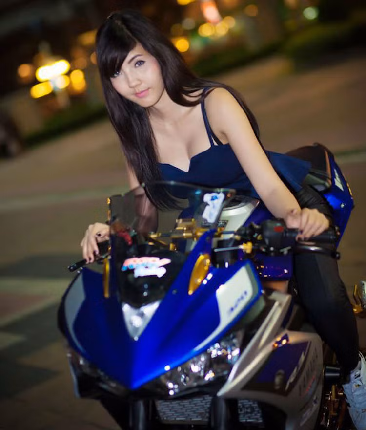 Sử dụng bộ khung nhẹ dạng kim cương với độ vững chắc cao, trọng lượng ướt của R3 chỉ đạt 166 kg. Cùng với chiều cao yên 780 mm, chiếc xe tỏ ra khá hợp với thể hình người châu Á.