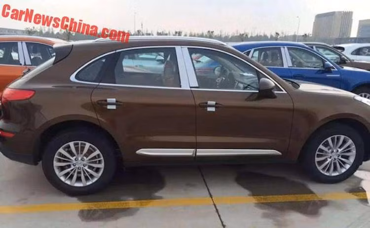 Để tránh "mang tiếng" nhái, Zotye đã thiết kế lại đèn pha cùng cản trước của xe. Tuy nhiên nếu che phần này đi, có thể thấy thân xe của Zotye SR8 giống y hệt Porsche Macan thật, với điểm khác biệt chỉ nằm ở cột B và viền trang trí thân xe mạ chrome.
