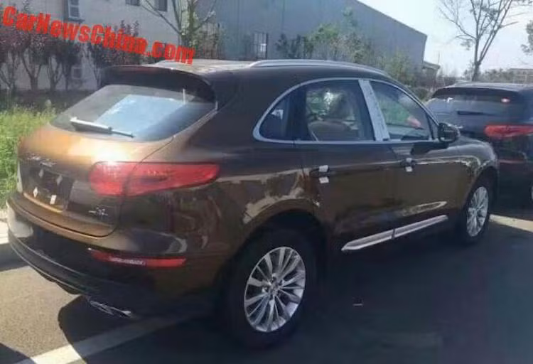 Ngoài ra, những người yêu xe còn có thể dễ dàng nhận ra mẫu xe "nhái" này bằng một ô cửa kính nhỏ hai bên gương chiếu hậu. Ở phía sau, Zotye đã cố tình thiết kế phần đuôi của SR8 khác với Macan, tuy nhiên nó lại trông "na ná" như dòng xe cao cấp hơn Porsche Cayenne.