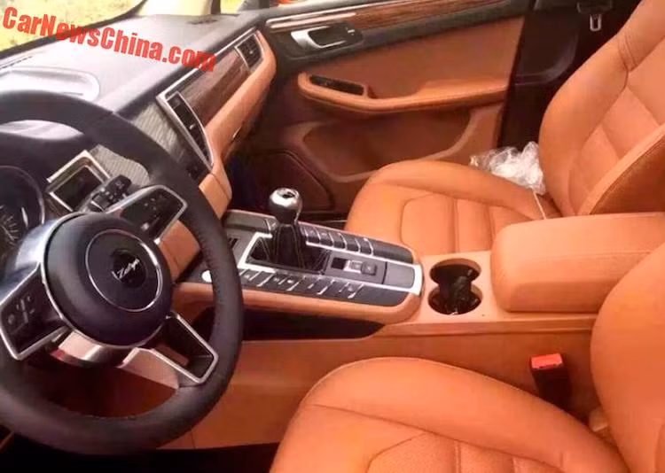 Không chỉ dừng lại ở ngoại thất, Zotye còn "copy" gần như y hệt nội thất của Macan, cũng với hàng phím đặt xéo trên bảng điều khiển trung tâm, vô-lăng thể thao và màn hình hệ thống thông tin giải trí lớn.