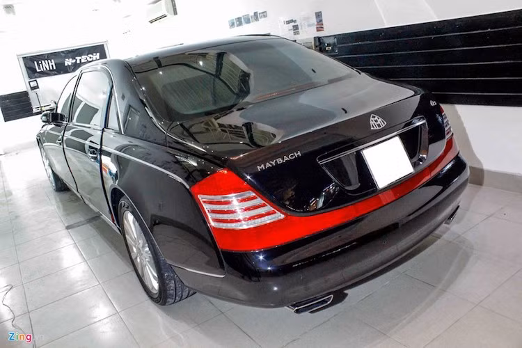 Nếu so sánh Maybach 62S với Rolls-Royce Phantom, ta sẽ thấy rằng hai mẫu xe này hướng tới khách hàng hoàn toàn khác nhau. Maybach phù hợp với những người trẻ tuổi, thành đạt, thích công nghệ mới, trong khi Rolls-Royce hướng tới những khách hàng lớn tuổi, thích kiểu dáng cổ điển, vật liệu sang trọng và ít tính năng.