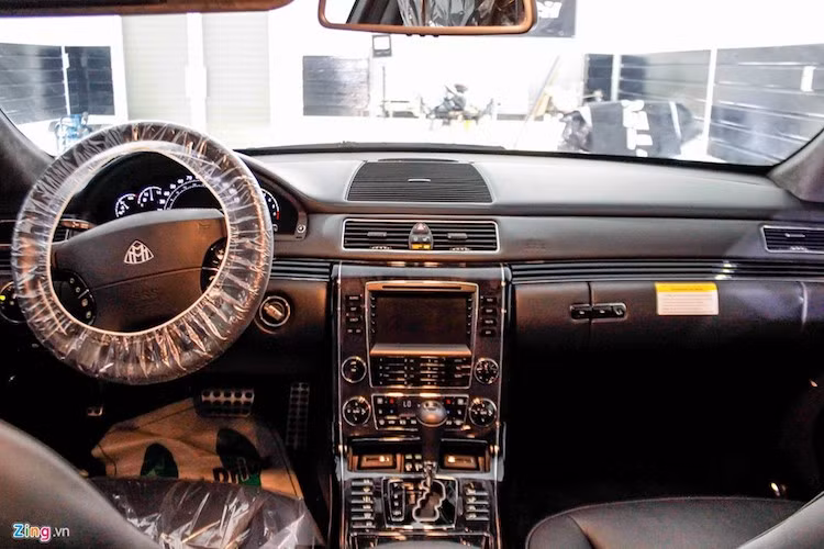 Những trang bị tiêu chuẩn trên Maybach 62S bao gồm ghế kiểu thương gia với chế độ massage và kê bắp chân. Đèn huỳnh quang trên trần, tủ cocktail, kết nối Bluetooth không dây, hệ thống dẫn đường NAV có thể ra lệnh bằng giọng nói…