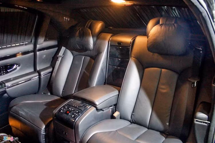 Đầu tiên là khoảng duỗi chân rộng thênh thang. Với chiều dài tổng thể 6.164 mm, Maybach 62S dài hơn những mẫu xe sang hạng F như S-Class gần 1 mét. Trục cơ sở lên tới 3.828 mm. Để phù hợp với những ông chủ ngồi phía sau, Maybach thiết kế một vách ngăn có thể làm mờ chỉ với một nút nhấn. Khi cần không gian riêng tư, chủ nhân chỉ cần kéo vách ngăn và tận hưởng cảm giác tĩnh lặng tuyệt đối khi di chuyển.