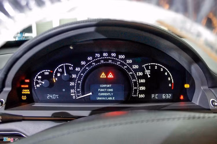 Cụm đồng hồ analog kết hợp với màn hình tinh thể lỏng hiển thị thông tin hành trình. Maybach 62S là chiếc limo nhanh nhất thế giới, nhưng vận tốc được giới hạn ở 250 km/h nhằm đảm bảo an toàn. Khi cần thiết, Maybach 62S có thể đua với một chiếc Porsche 911.