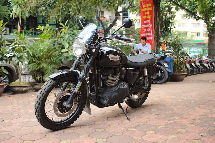 Với sự phổ biến của mình, Bonneville cũng có hàng loạt phụ tùng từ các hãng tên tuổi mà có thể thay đổi hoàn toàn đặc tính của chiếc xe. - Chỉ với một loạt đồ chơi "hàng hiệu", chiếc môtô cổ điển Triumph Bonneville của một biker Hà Nội đã mang đậm phong cách scrambler.