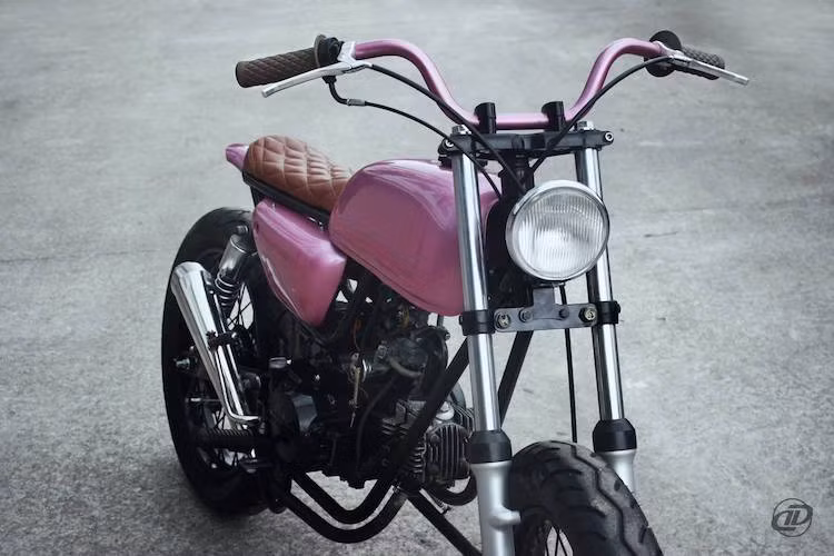 Vốn là dòng xe "thồ hàng" trên các vùng cao, xưởng độ DuongDoan Design đã sửa đổi lại một chiếc Win "Tàu", biến nó thành một chiếc tracker đơn giản, nhẹ nhàng để ngay cả những cô gái "liễu yếu đào tơ" cũng có thể điều khiển một cách dễ dàng.