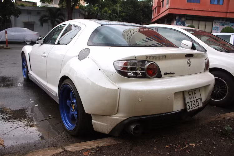 Để phù hợp với mâm rộng, chiếc RX-8 đã được chủ nhân nới rộng vè sau bằng bộ kit ốp theo phong cách của hãng Rocket Bunny từ Nhật. Ở phía sau, chiếc xe cũng có cản sau của VIS Racing, đồng thời các logo Ferrari tiếp tục được chủ xe gắn trên nắp khoang hành lý.