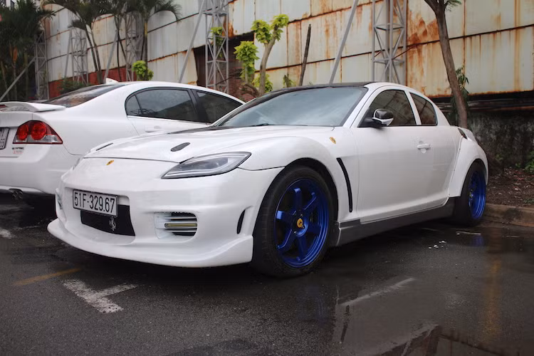 Được sản xuất trong khoảng từ năm 2001-2012, Mazda RX-8 là mẫu xe kế nhiệm "huyền thoại" RX-7, vốn đã bị ngừng sản xuất từ năm 2002. Mẫu xe này về Việt Nam với số lượng khá ít, trong đó đa số chúng ngày nay đều đã được độ lại ít nhiều theo ý thích của chủ nhân.