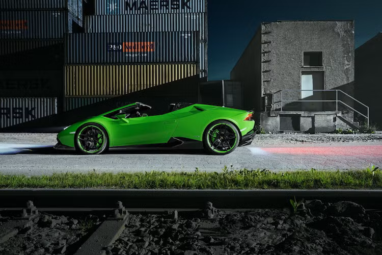 Hệ thống treo thể thao giúp chiều cao của Huracan Spyder hạ thêm tối đa khoảng 35 mm, tuy nhiên khoảng cách này cũng có thể điều chỉnh được. Để nâng cấp hiệu hăng, hệ thống xả thể thao siêu nhẹ làm từ Inconel đã được trang bị cho chiếc xe.