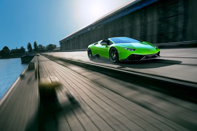 Không chỉ dừng lại ở các nâng cấp ngoại thất, Novitec Torado còn tìm cách "tăng lực" cho khối động cơ V10 5.2 lít của Huracan Spyder bằng cách trang bị cho chiếc xe một cặp siêu nạp cho mỗi hàng xi-lanh cùng nhiều cải tiến đi kèm khác.