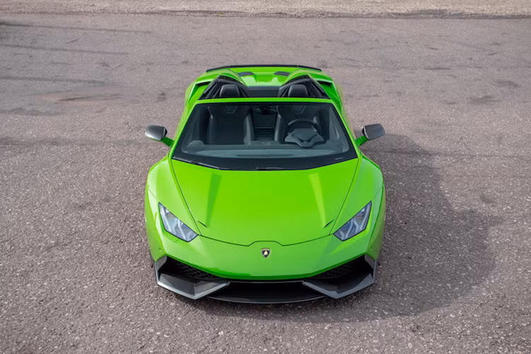 Ở phía trước, chiếc siêu xe mui trần Huracan Spyder được lắp thêm một tấm khuếch tán không khí dưới cản, với hai cánh nhỏ nằm hai bên cùng ốp gương sợi carbon.