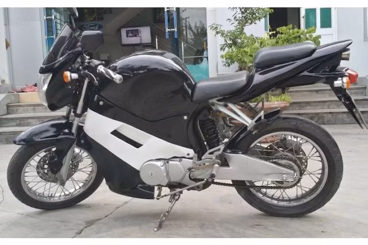 Do có giá rẻ, dễ kiếm và phụ tùng sẵn có nên xe máy Honda 67 (hay Honda SS50) thường được nhiều người chơi xe tại Việt Nam lựa chọn để độ. Tuy nhiên hiếm có bản độ Honda 67 nào thay đổi gần như hoàn toàn kết cấu xe như chiếc 67 độ sportbike của biker Hải Dương này.