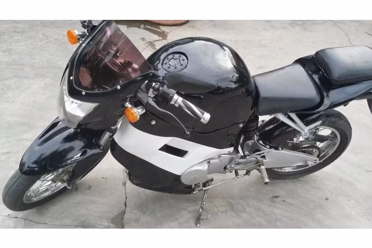 Với chi phí không quá lớn, chiếc Honda 67 tại Hả Dương đời cũ đã hoàn toàn "lột xác" để có dáng sportbike thể thao hơn.