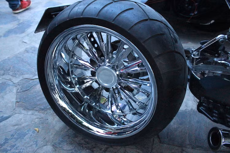 Ở phía sau, CR&amp;S Duu sở hữu mâm 17 inch với bản cực rộng, giúp chiếc lốp với bề rộng lên tới 300 mm có thể được lắp vừa vặn, khiến chiếc xe có vẻ cực kỳ cơ bắp và mạnh mẽ khi nhìn từ phía sau. Hệ thống phanh sau gồm phanh 2 pis và đĩa đơn 260 mm.