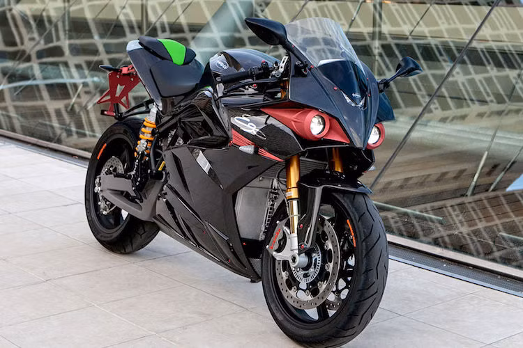 Mẫu xe máy đắt nhất Thế giới hiện nay là Energica Ego 45, có giá khởi điểm từ 65.000 USD. Đây là một mẫu siêu môtô chạy điện có công suất tối đa 136 mã lực và mô-men xoắn cực đại 195 Nm có thể đạt tức thì sau một cú vít ga. Được chế tạo nhằm kỷ niệm 45 năm hãng sản xuất chiếc xe - CRP Group, Energica Ego 45 có bộ quây gió từ sợi carbon và nhiều chi tiết tạo ra bằng công nghệ in 3D.