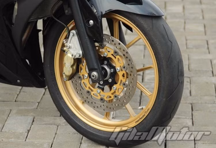 Đầu tiên, Benny và One3 Motoshop đã tập trung vào "dàn chân" của chiếc xe. Để giảm trọng lượng, anh đã đặt hàng bộ mâm hợp kim siêu nhẹ từ hãng Marchesini nổi tiếng nước Ý, đồng thời hệ thống phanh trước của chiếc xe cũng được nâng cấp với heo Brembo. Trong khi đó, phuộc trước có vỏ giữ nguyên bản nhưng được nâng cấp lò xo Ohlins ở phía trong và hạ thấp xuống 3 cm.