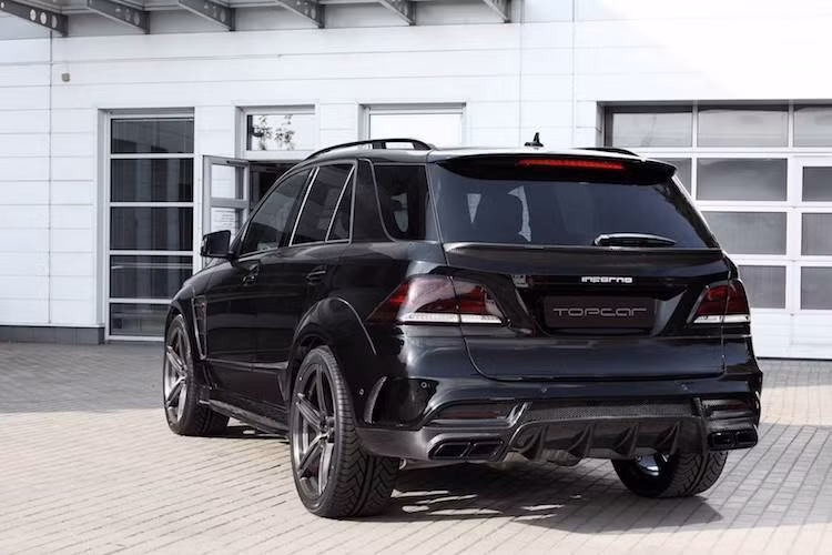Cản sau của GLE 63 AMG được lắp thêm cánh khuếch tán không khí, đi kèm với cánh đuôi dạng nẹp trên cửa sau. Toàn bộ các chi tiết nâng cấp ngoại thất thân xe đã được Top Car làm từ sợi carbon thật, sau đó sơn phủ bóng lên.