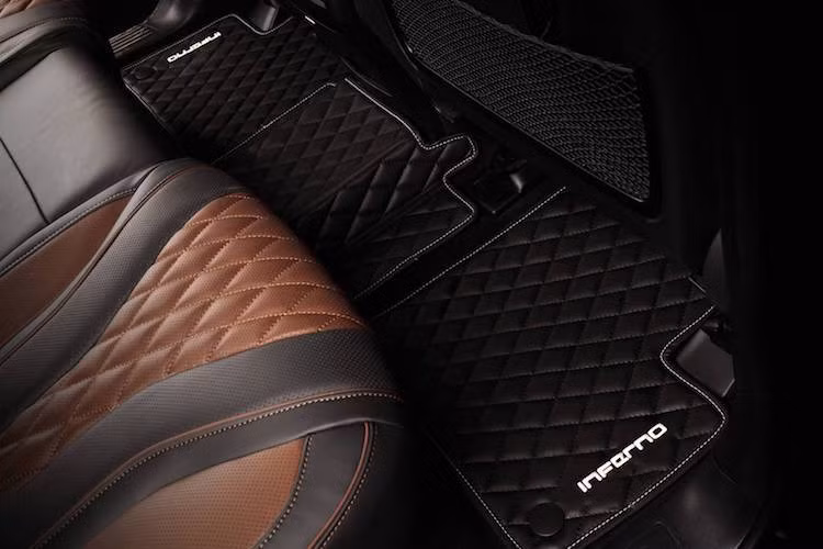 Sự cầu kỳ của Top Car còn thể hiện ở các tấm thảm lót sàn xe cũng được làm từ da chần chỉ tương phản. Khách hàng cũng có thể đặt hàng nội thất theo ý muốn với những chất liệu hiếm và "điên rồ" nhất như da cá sấu hay vàng 24k.