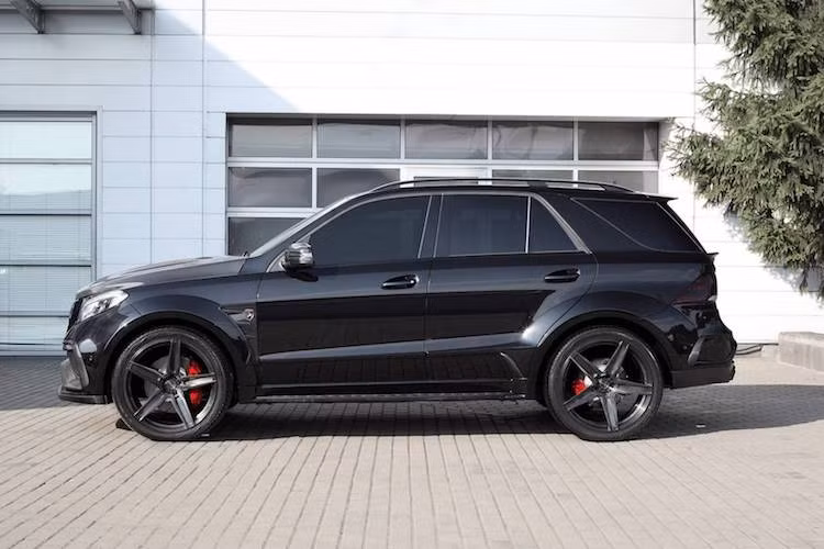 Ở trên mỗi vè bánh trước, Top Car cũng lắp cho chiếc xe những khe tản nhiệt "giả" bằng sợi carbon, bên cạnh đó là bậc lên xuống bằng nhôm nằm giữa bánh trước và sau. Ngay cả ốp gương của xe cũng đã được Top Car phủ lên loại vật liệu này.